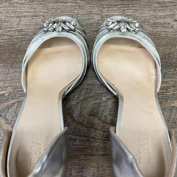 David’s Bridal DESI Silver Metallic Embellished Peep Toe Pumps Size 9 - Picture 8 of 16
